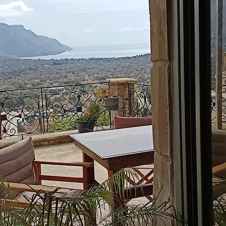 Ilakati House, Megalo Horio Village, Tilos Island شقة